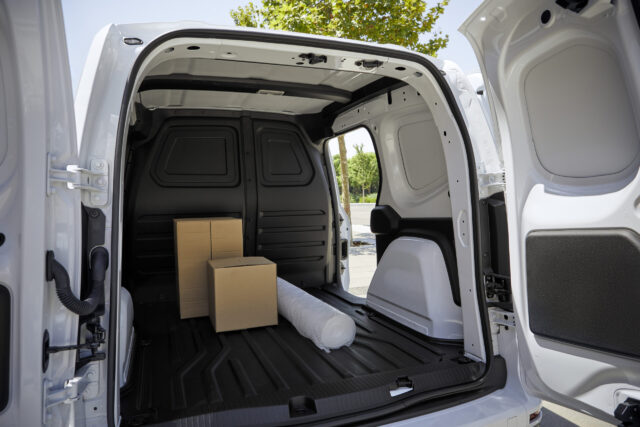 884976a-F275-23TDIEULHD_TOWNSTAR_EV_VAN_028_LR-640x427